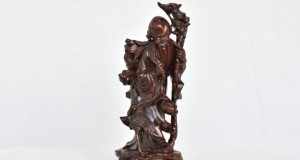 Statueta Intelept cu piersica  018586